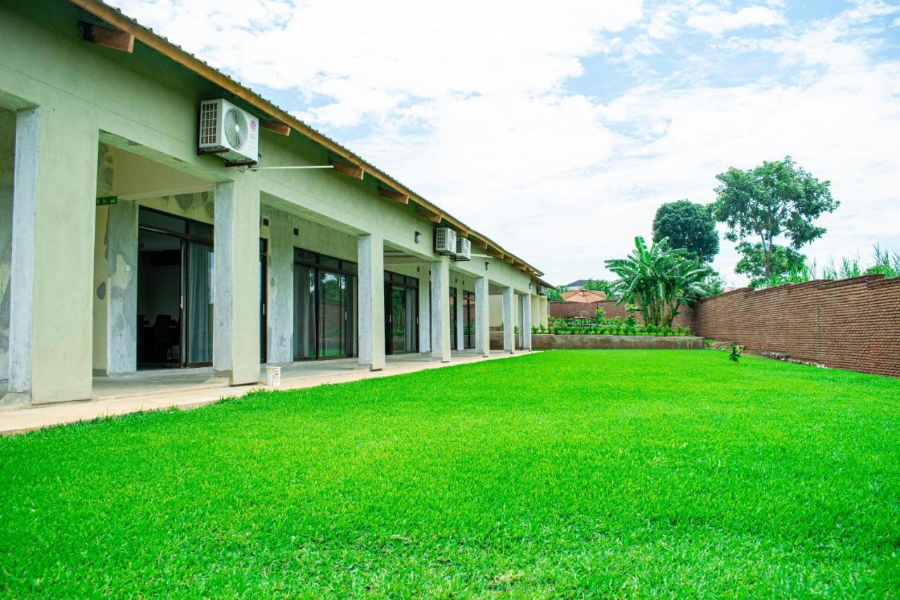 Douglas Lodge & Apartments ลิลองเว ภายนอก รูปภาพ